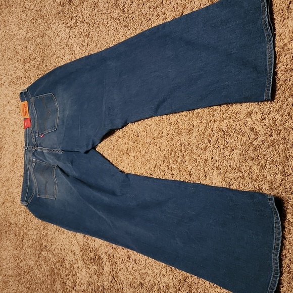 Levi's Woman 315 Shaping Bootcut Jeans - Picture 7 of 9